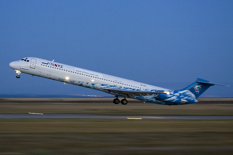 mdragunov_MD-83_UR-CHL_2010_09_12(x800).jpg